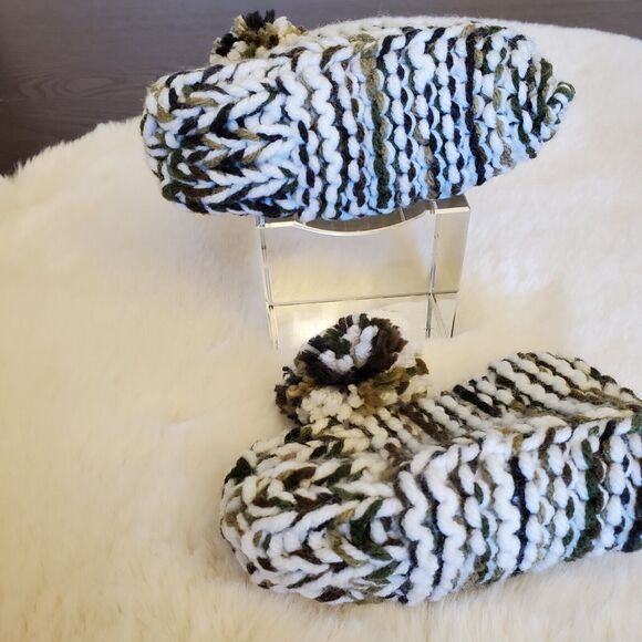 Unisex Crushet Handmade Newborn-3 Mo. Army Green White Booties NEW - Picture 5 of 7